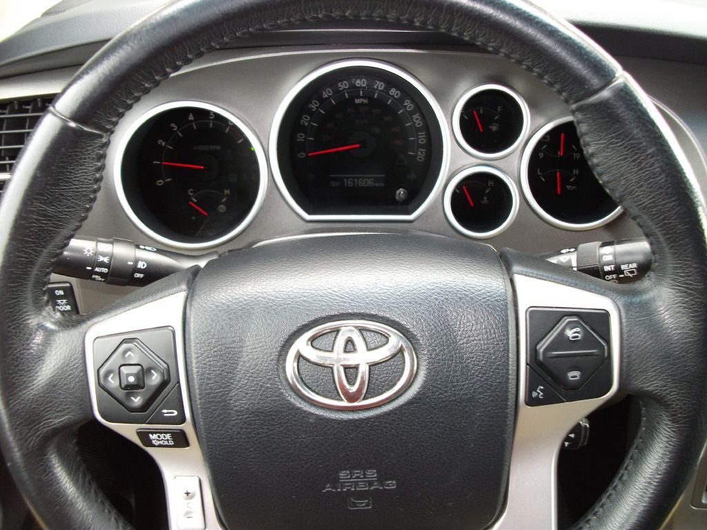 2015 Toyota Sequoia Image 19