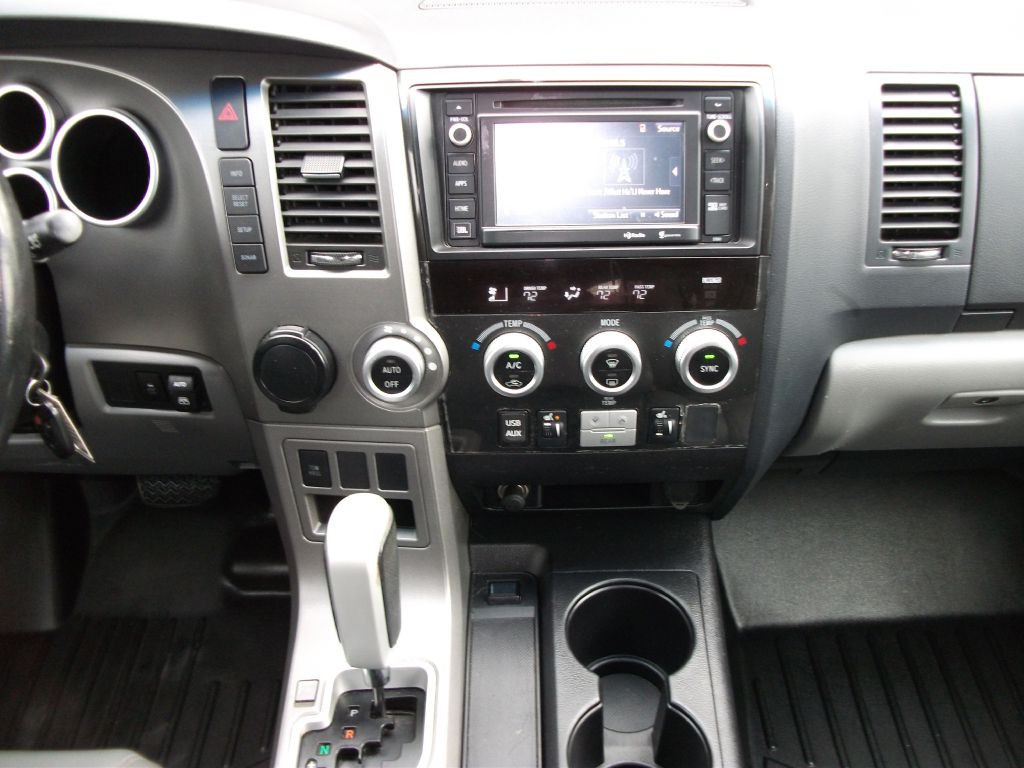 2015 Toyota Sequoia Image 23