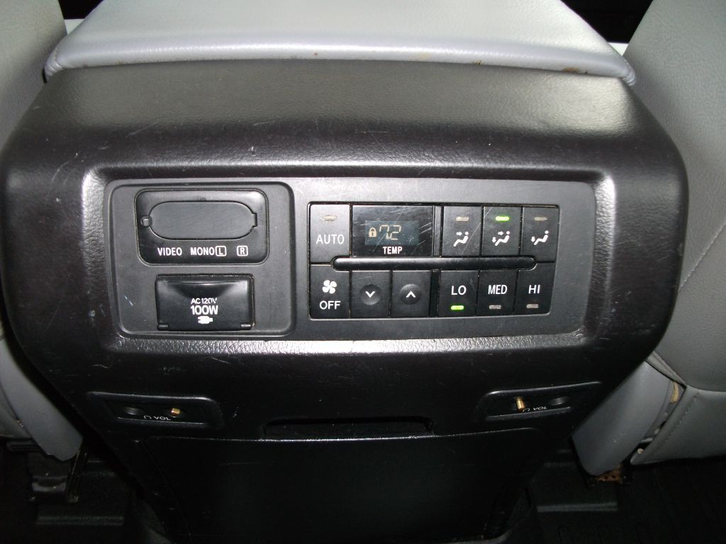 2015 Toyota Sequoia Image 25