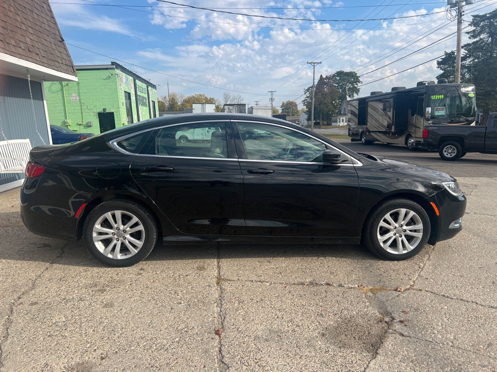 2016 Chrysler 200 Image 9