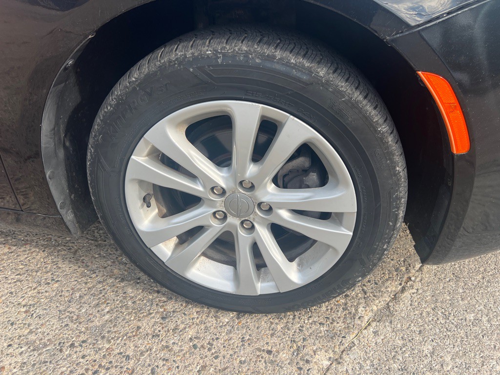 2016 Chrysler 200 Image 11