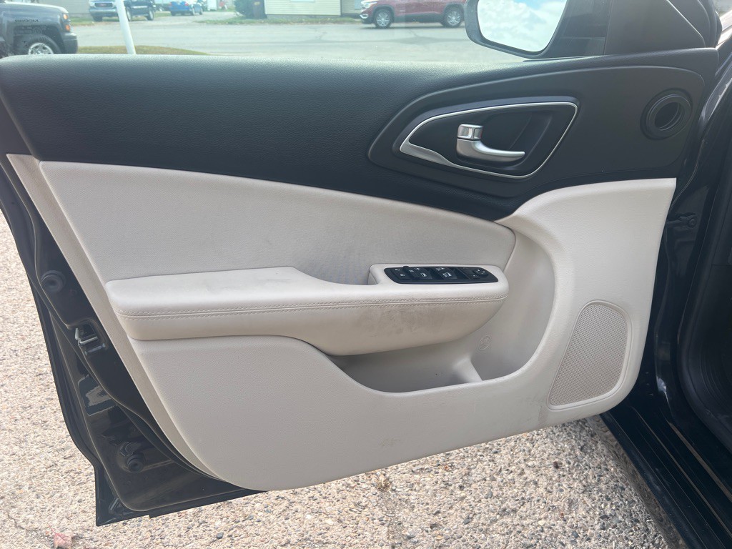 2016 Chrysler 200 Image 14