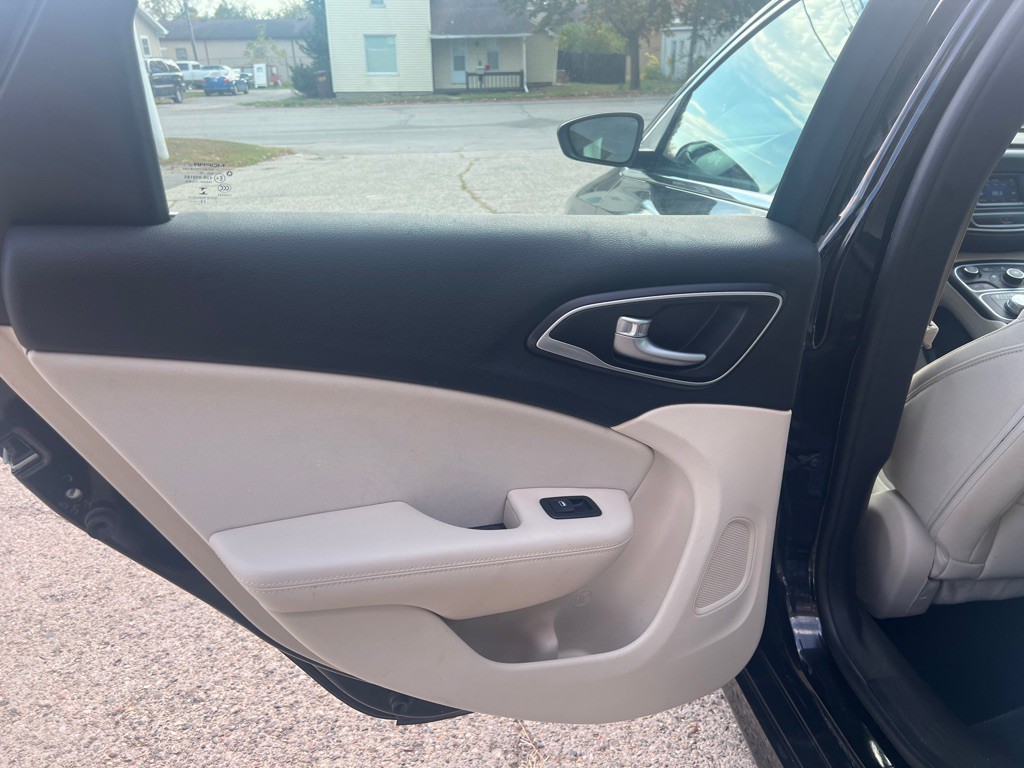 2016 Chrysler 200 Image 16