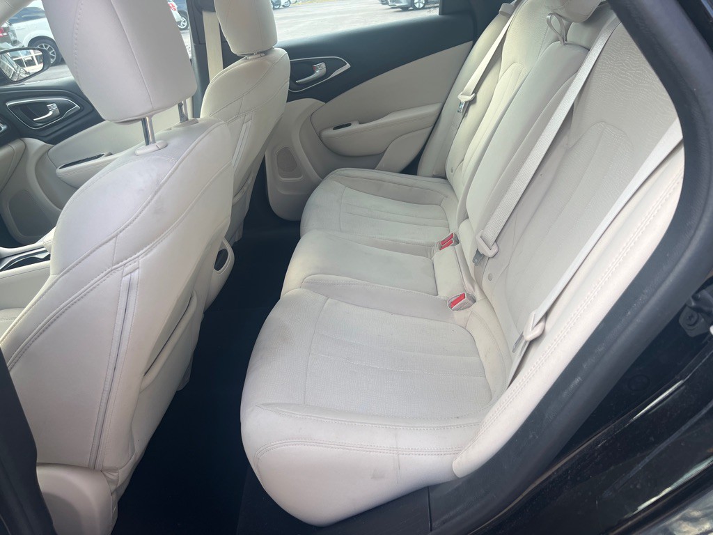 2016 Chrysler 200 Image 17