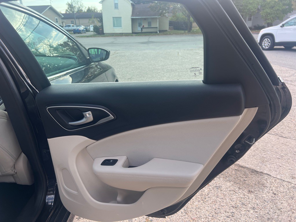 2016 Chrysler 200 Image 19
