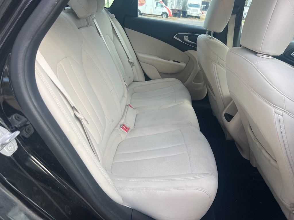 2016 Chrysler 200 Image 21