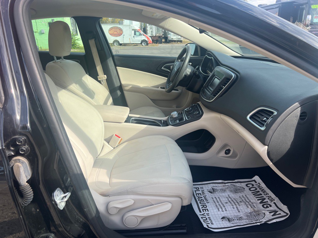 2016 Chrysler 200 Image 22