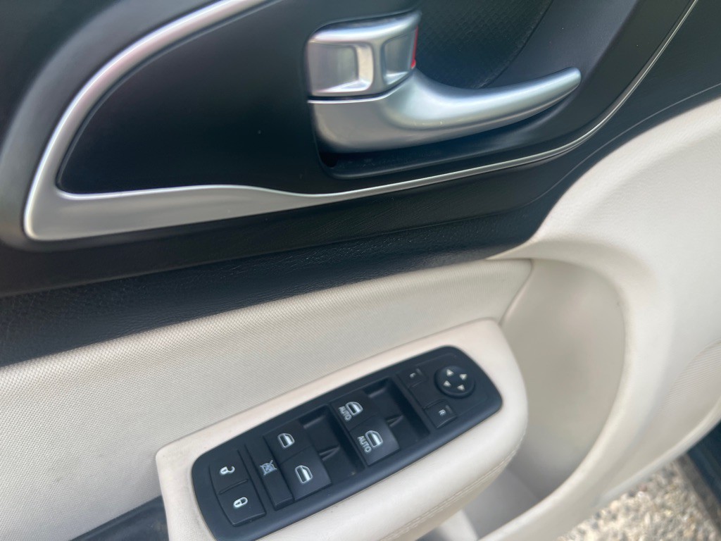 2016 Chrysler 200 Image 24