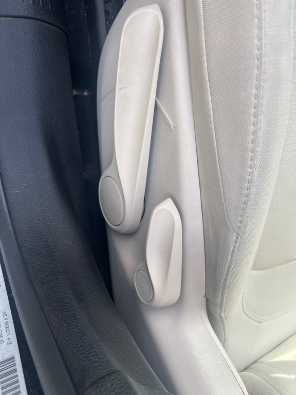 2016 Chrysler 200 Image 25