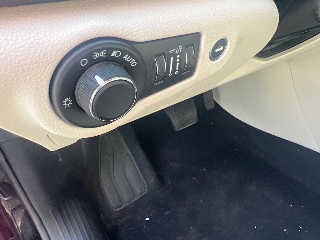 2016 Chrysler 200 Image 26