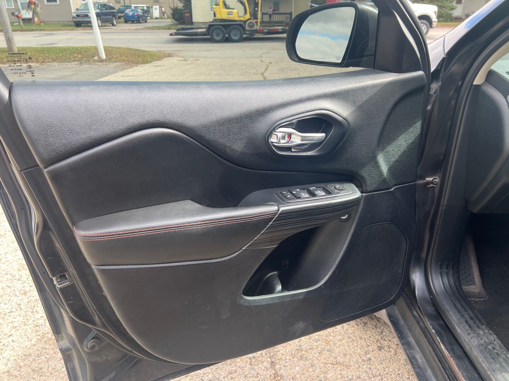 2016 Jeep Cherokee Image 16