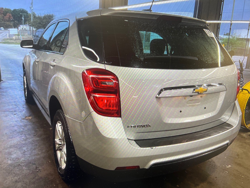 2017 Chevrolet Equinox Image 2