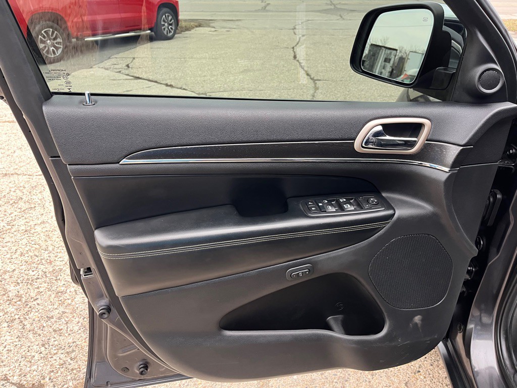 2017 Jeep Grand Cherokee Image 12