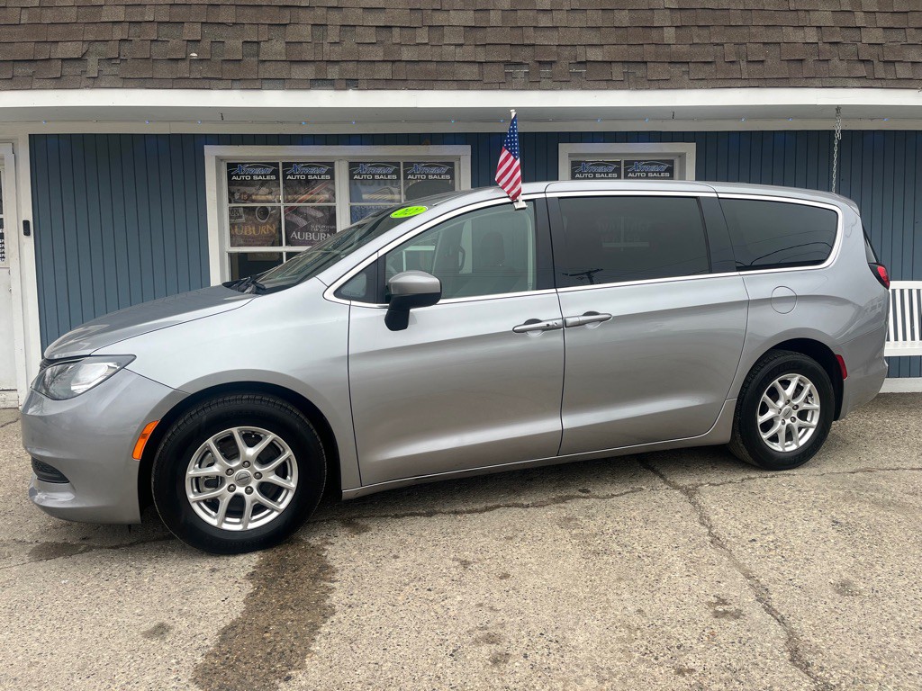 2021 Chrysler Voyager Image 1