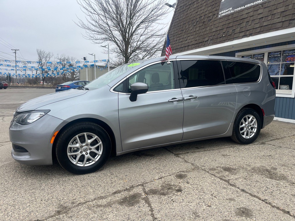 2021 Chrysler Voyager Image 3