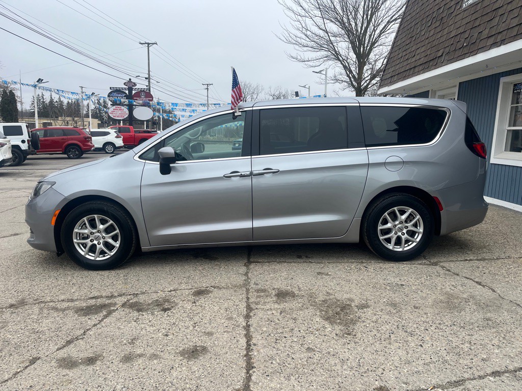 2021 Chrysler Voyager Image 4