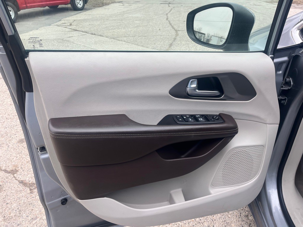 2021 Chrysler Voyager Image 12