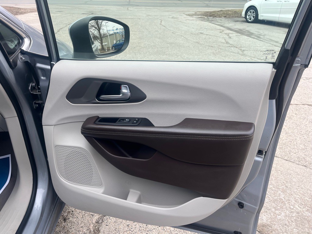 2021 Chrysler Voyager Image 17