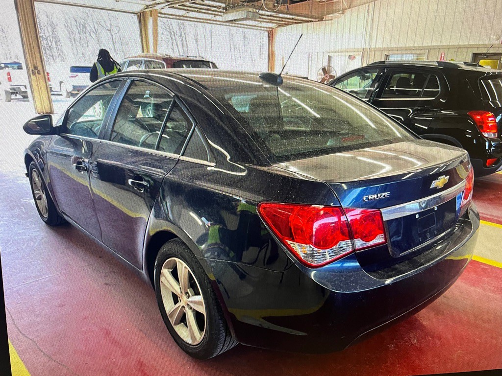2015 Chevrolet Cruze Image 2