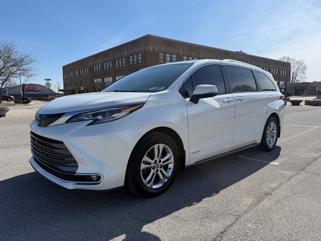 2021 Toyota Sienna Image 1