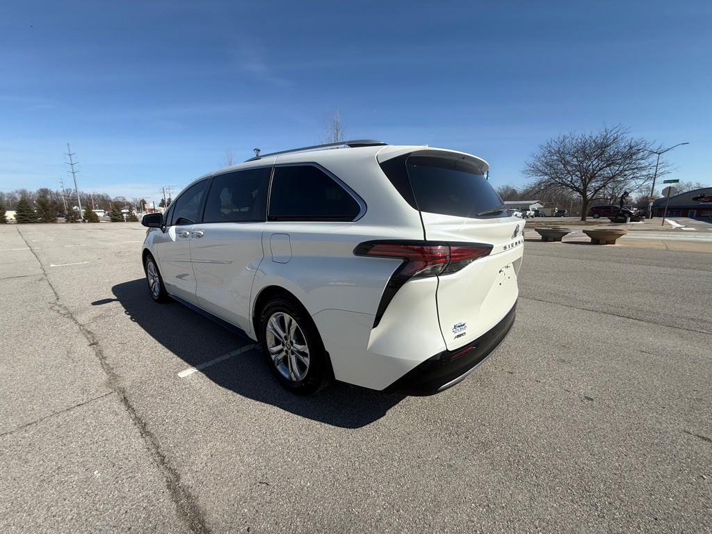 2021 Toyota Sienna Image 3
