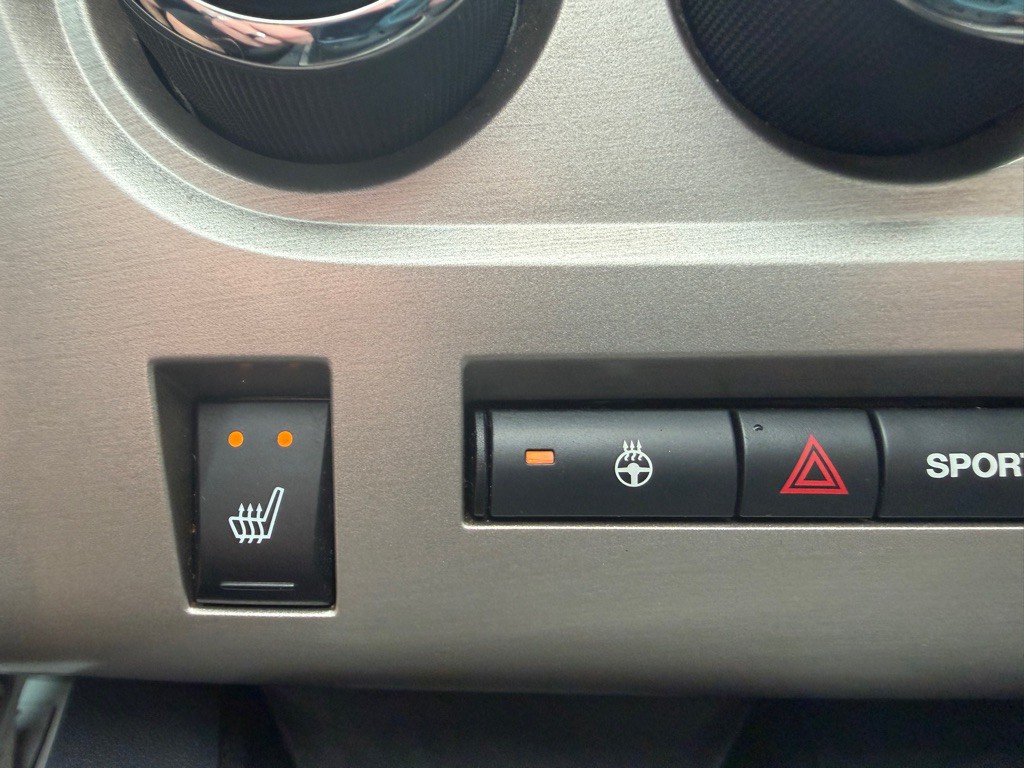 2012 Dodge Challenger Image 22