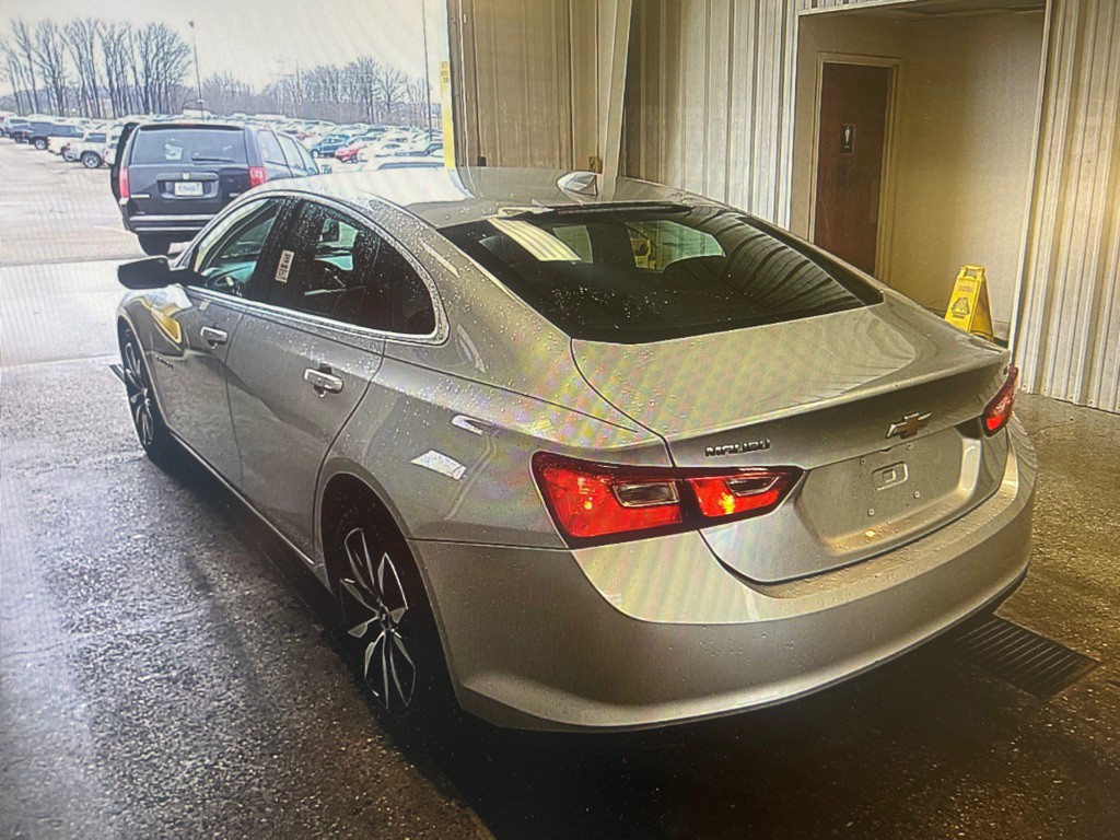 2017 Chevrolet Malibu Image 2