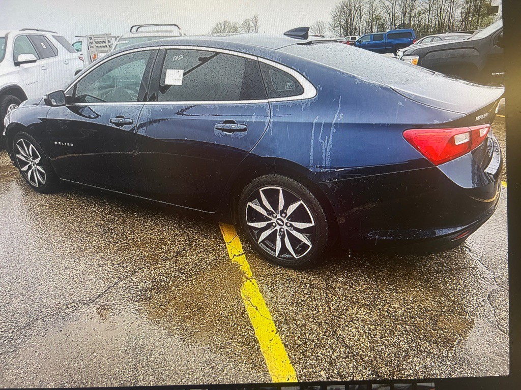2017 Chevrolet Malibu Image 2