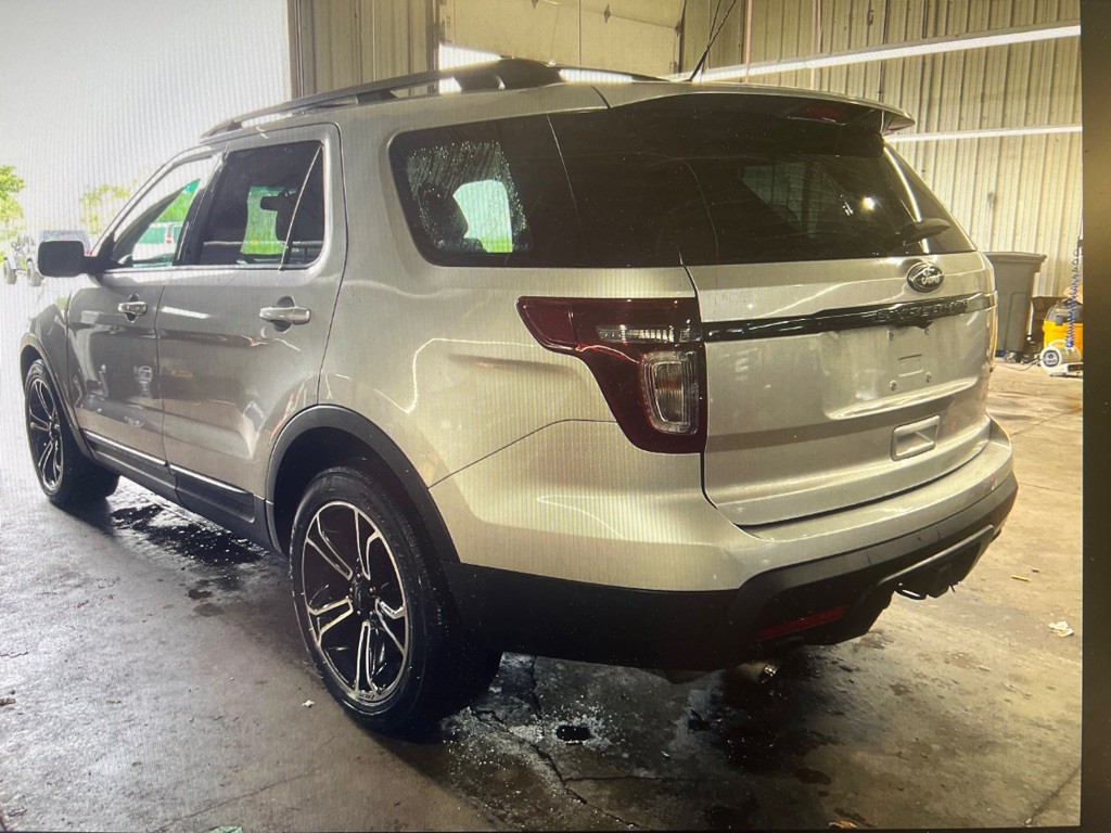 2015 Ford Explorer Image 2