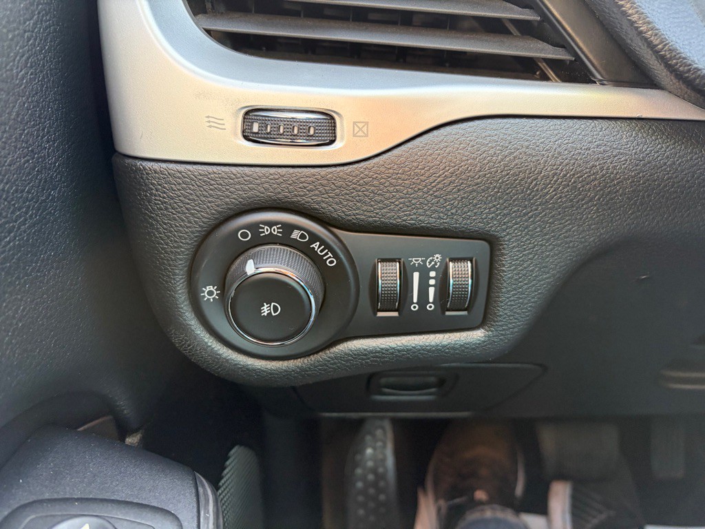 2015 Jeep Cherokee Image 33