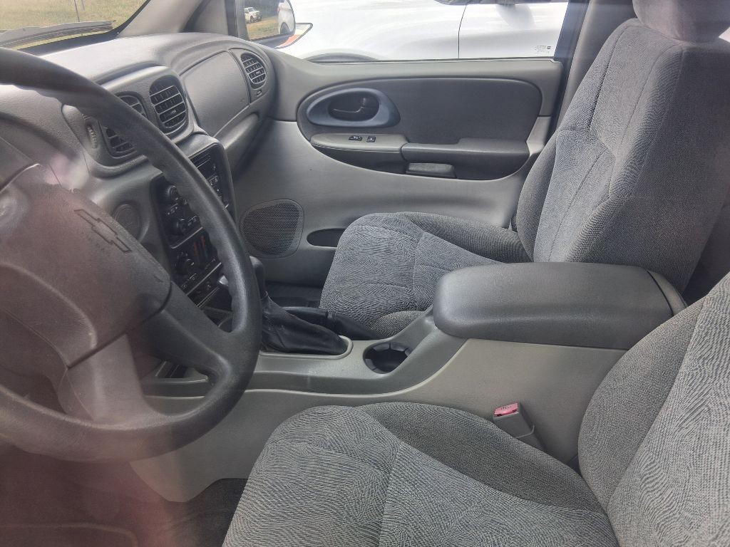 2004 Chevrolet Trailblazer Image 2
