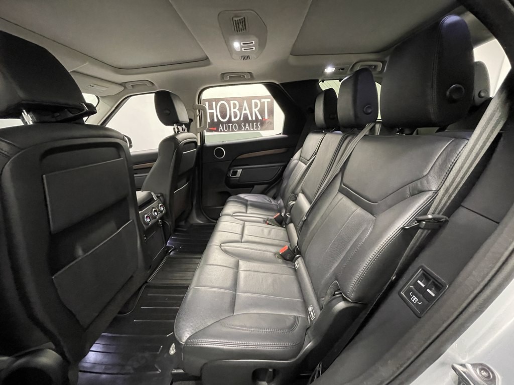 2018 Land Rover Discovery Image 12