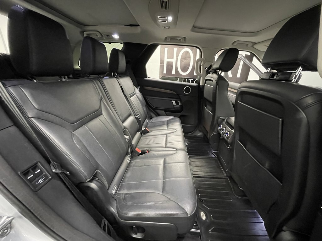 2018 Land Rover Discovery Image 16
