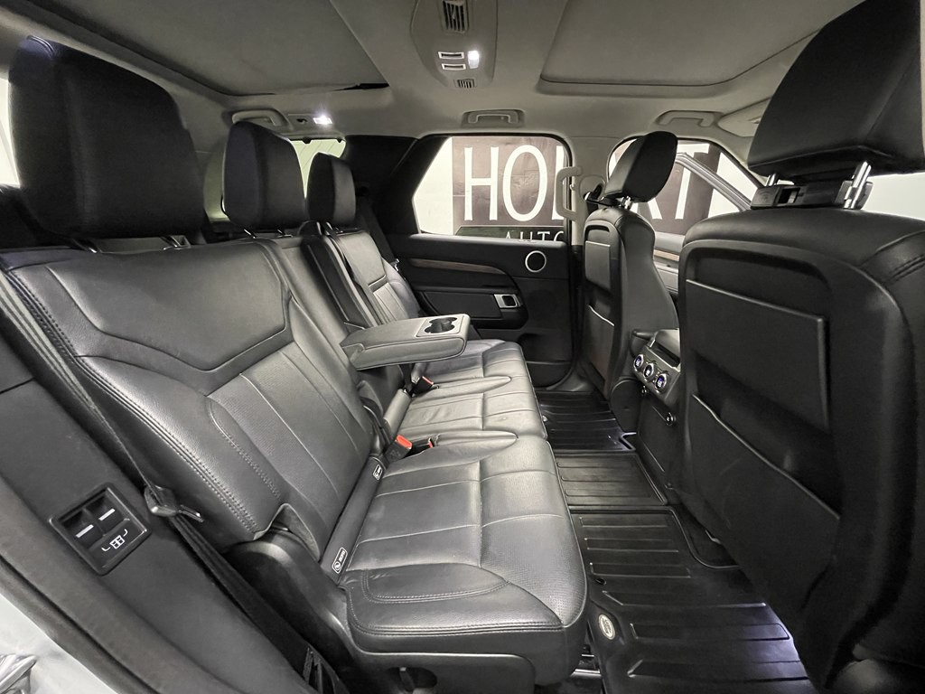 2018 Land Rover Discovery Image 17