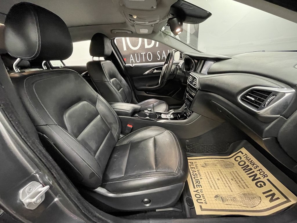 2017 INFINITI QX30 Image 11