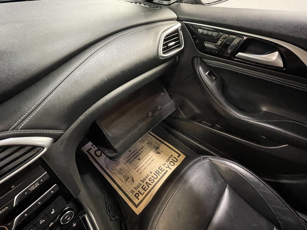 2017 INFINITI QX30 Image 24