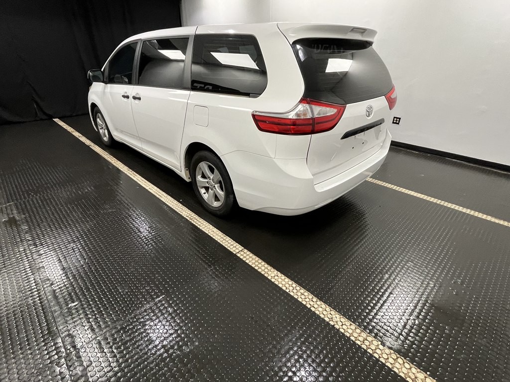 2016 Toyota Sienna Image 2