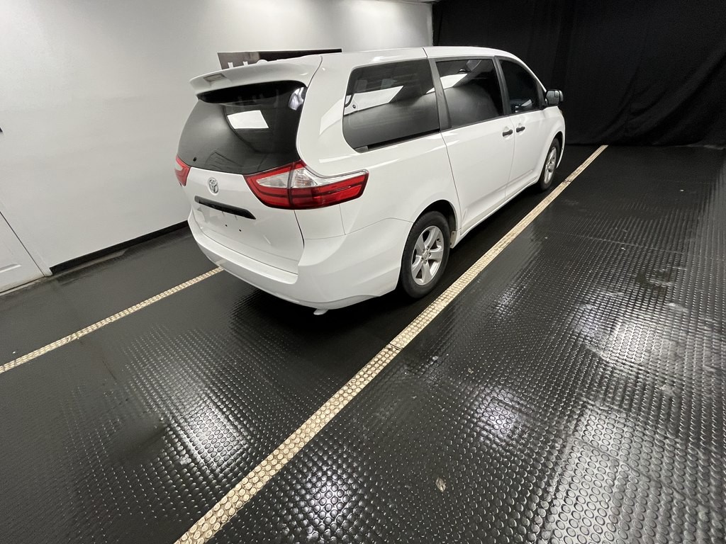 2016 Toyota Sienna Image 4