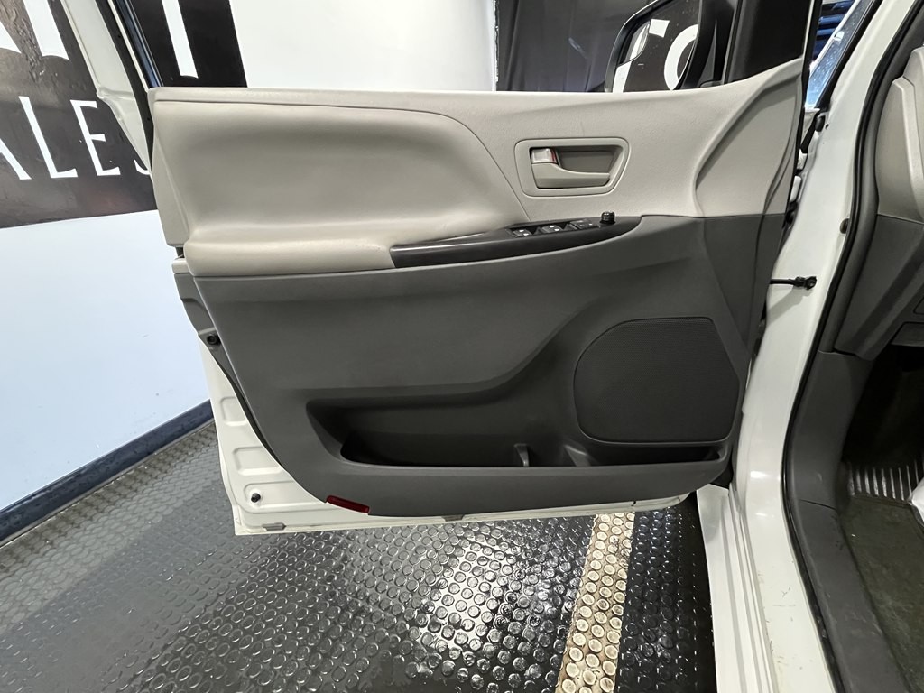 2016 Toyota Sienna Image 5
