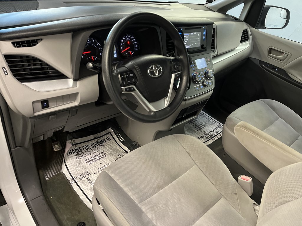 2016 Toyota Sienna Image 7