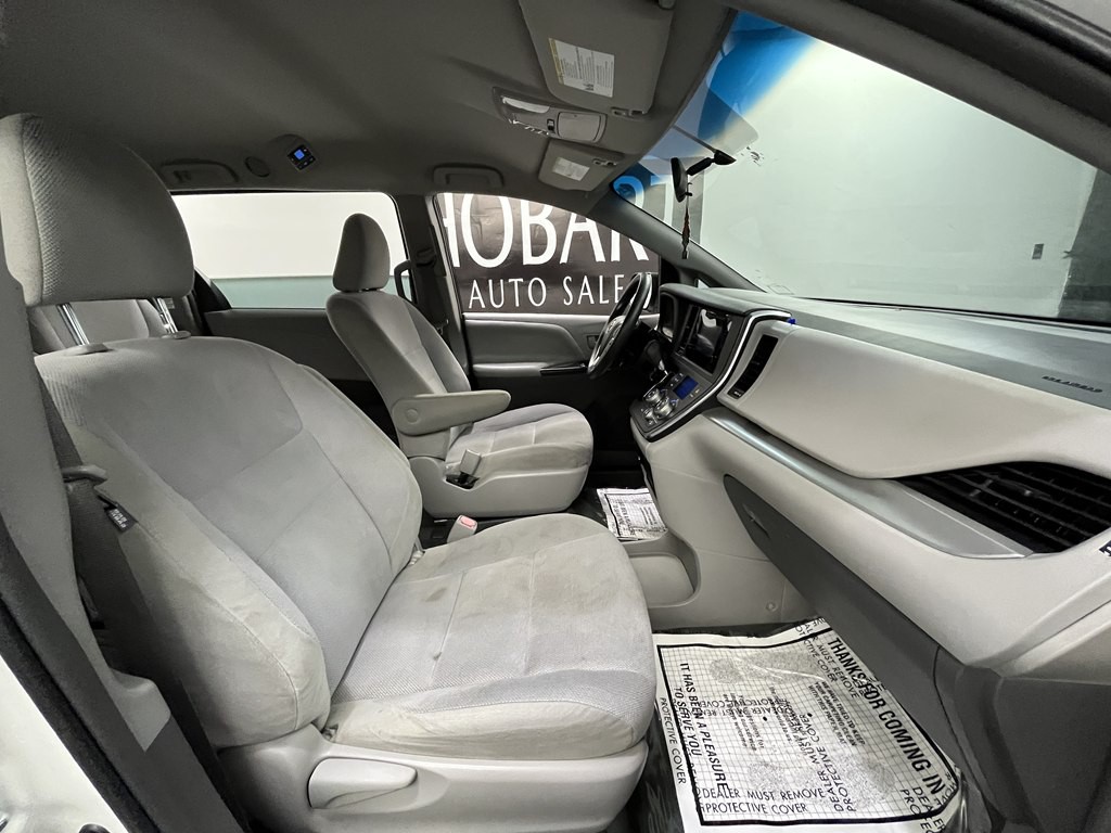 2016 Toyota Sienna Image 8