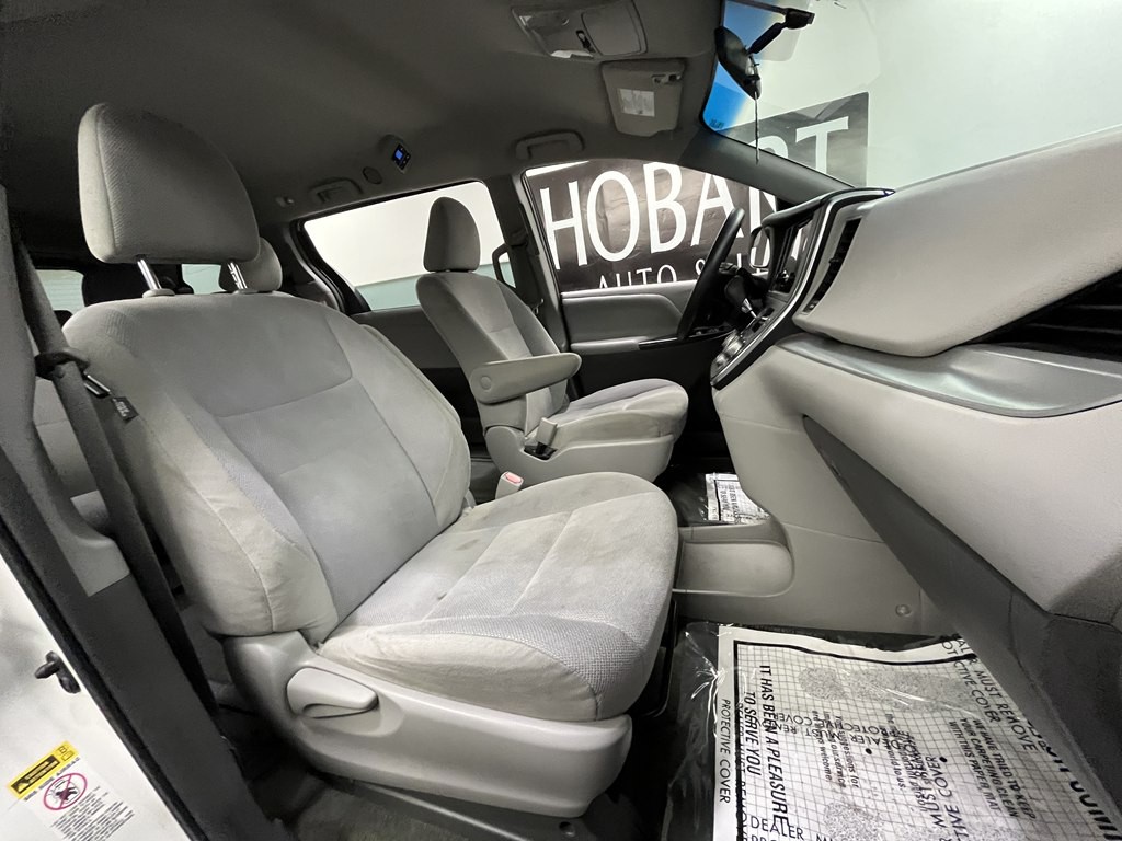 2016 Toyota Sienna Image 9