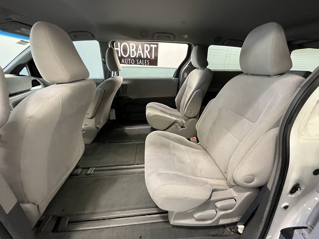 2016 Toyota Sienna Image 10
