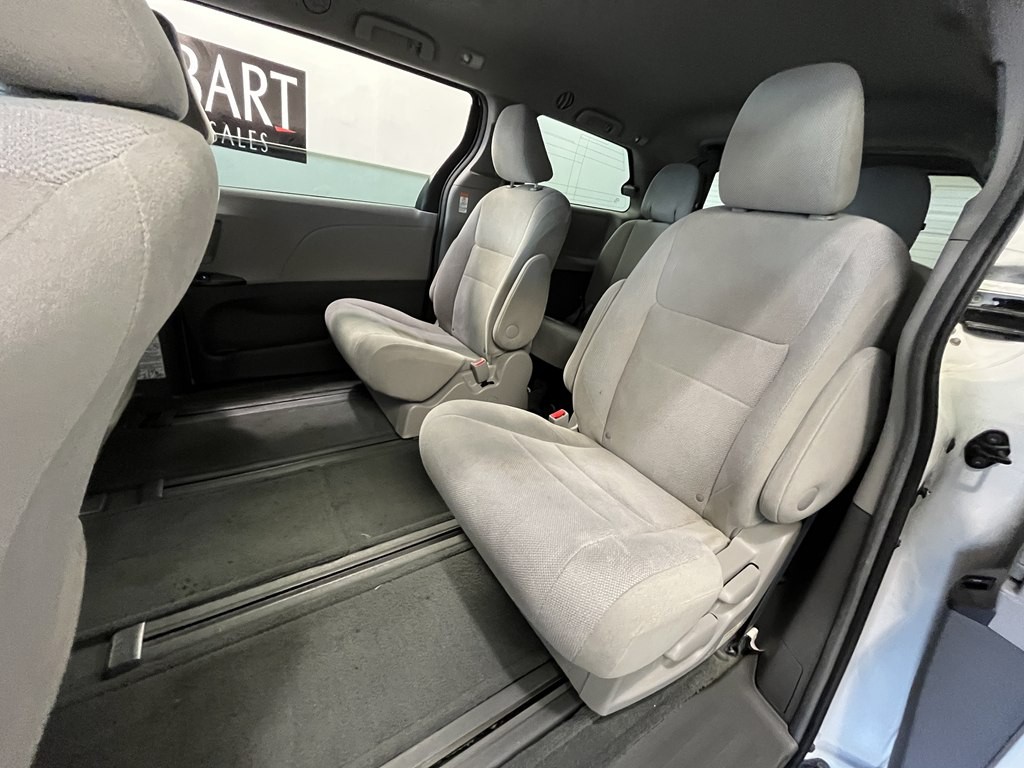 2016 Toyota Sienna Image 11