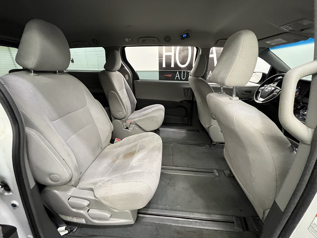 2016 Toyota Sienna Image 12