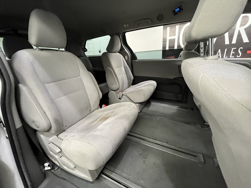 2016 Toyota Sienna Image 13