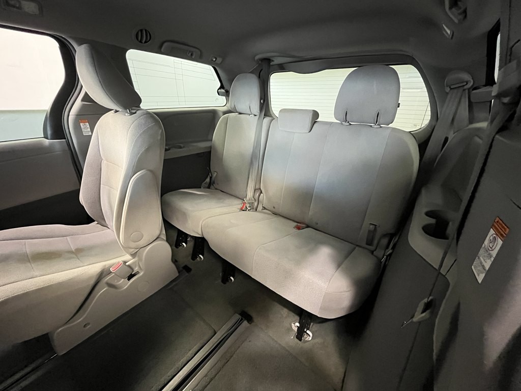 2016 Toyota Sienna Image 14