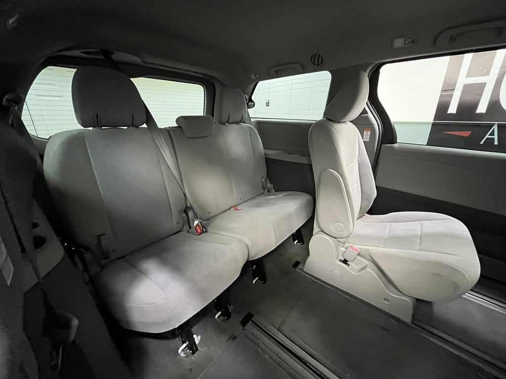 2016 Toyota Sienna Image 15