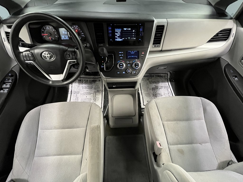2016 Toyota Sienna Image 16