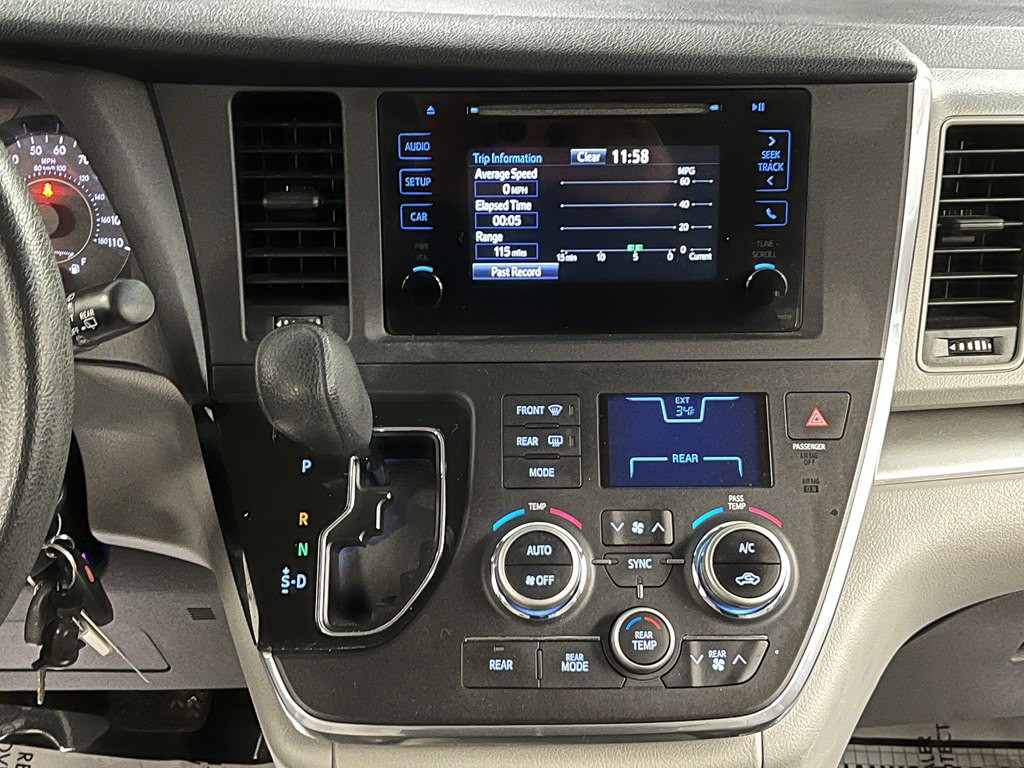 2016 Toyota Sienna Image 17